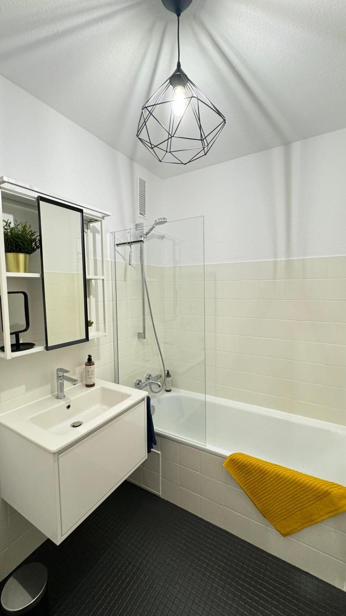 Sonniges City-Apartment Mit Suedbalkon Und Parklatz Neusass Dış mekan fotoğraf